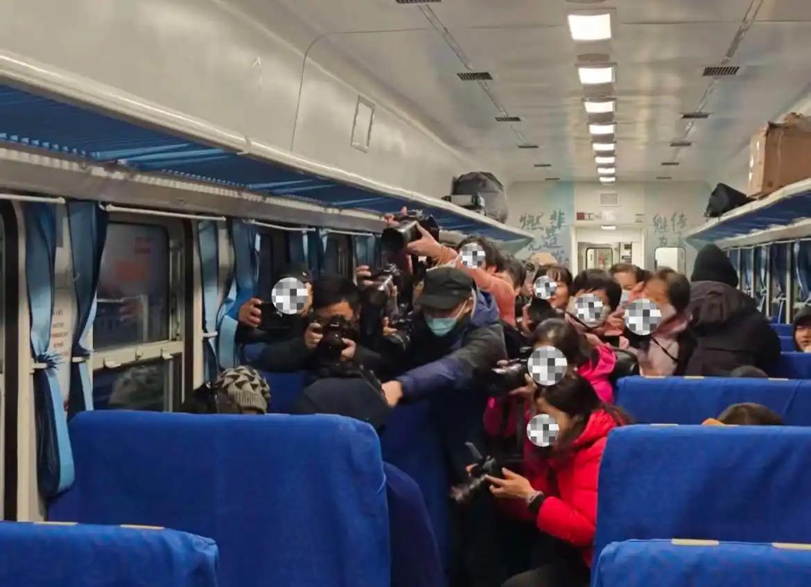 列车上偷拍路人，摄影自由但不能没底线！刘女士坐5633次列车，遇到二三十人的中