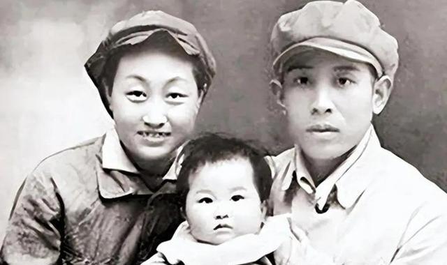 1938年，两名卧底夫妻假戏真做结为真夫妻，妻子牺牲后丈夫一生未娶，7年后原本牺