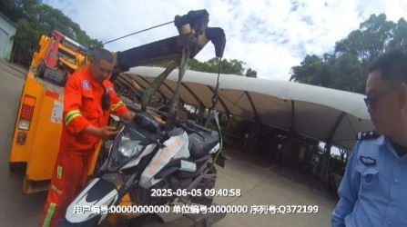 太离谱！警方：记28分、罚6900元，拘留！摩托车违规上高架行驶？近日，上