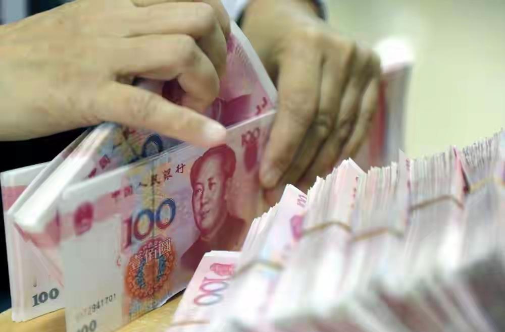 人民币狂飙！打破美元霸权封锁，全球巨头蜂拥而至，中国布局大显成效在全球货币