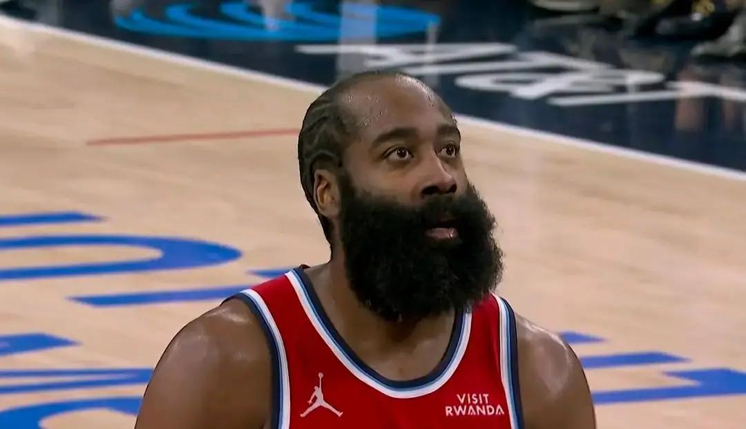 别再盯着伦纳德41分了。快船连胜的真正核心，是泰伦·卢藏在战术板里的三行代码。