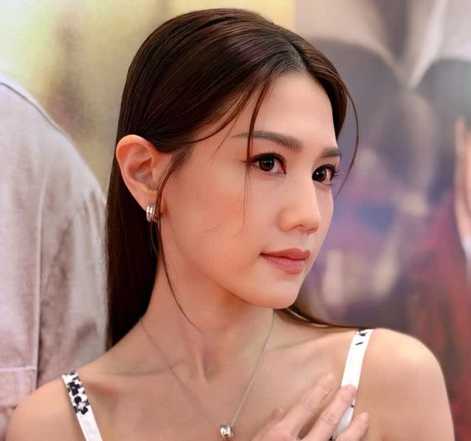 周秀娜虽然保养得很好，但是手部细节还是暴露了年龄~~~