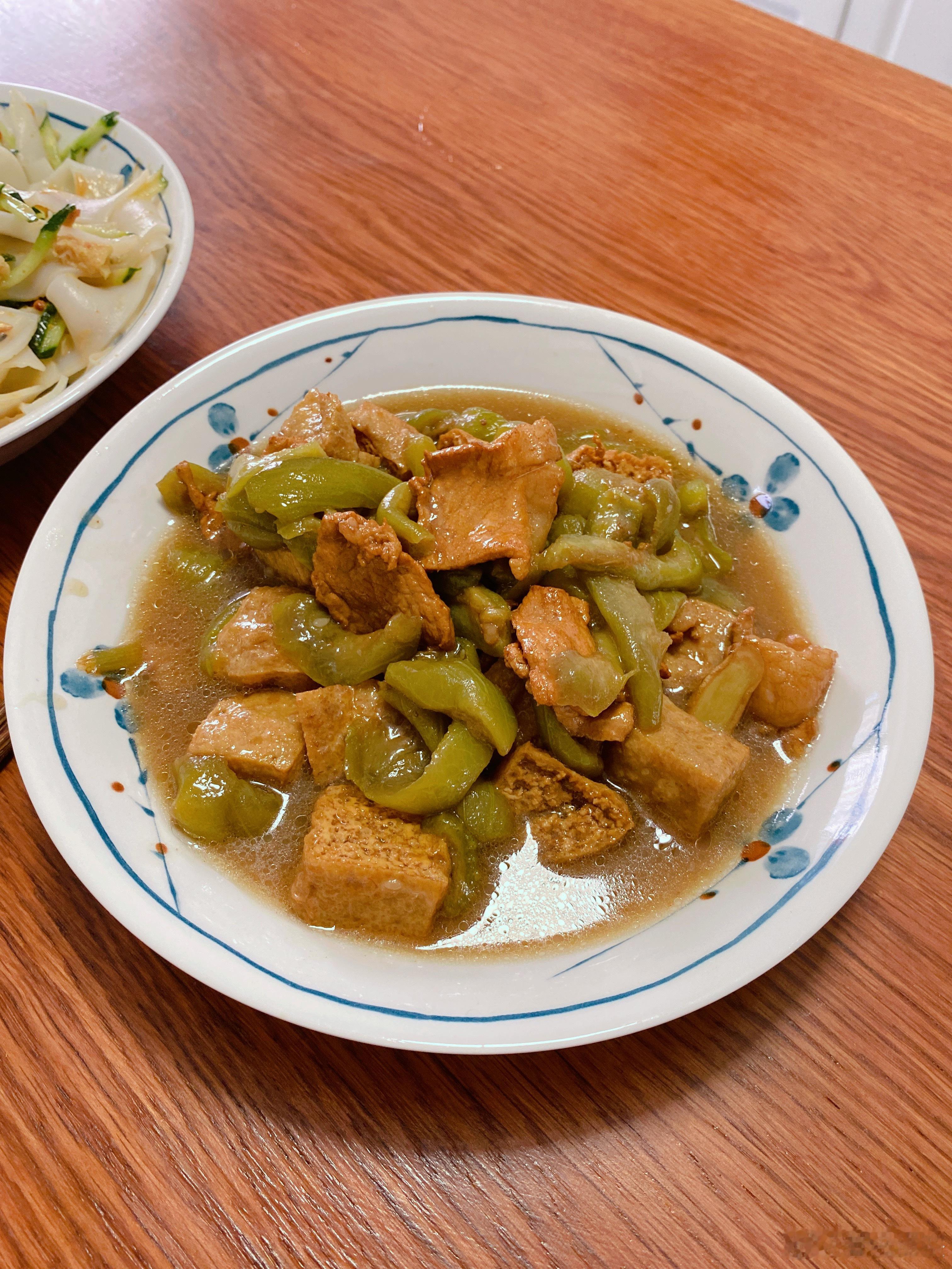 拌凉皮，炒肉丝、炸虾，炖丝瓜今日午餐简简单单又一餐好好吃饭
