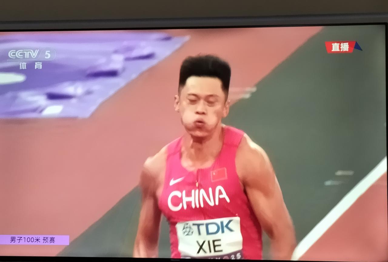 中国男子百米两代人，出现在世锦赛跑道上，一个是结束，一个是开始，薪火相传。老将