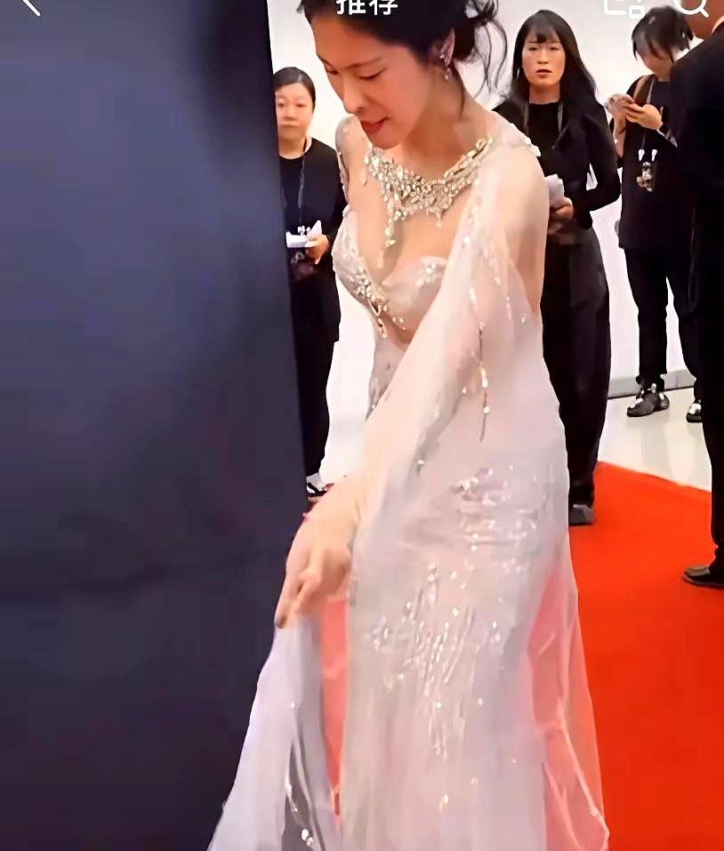 张碧晨人设崩了？就因为红毯上那3秒？咋回事呢？2025微博之夜，她走红毯时裙