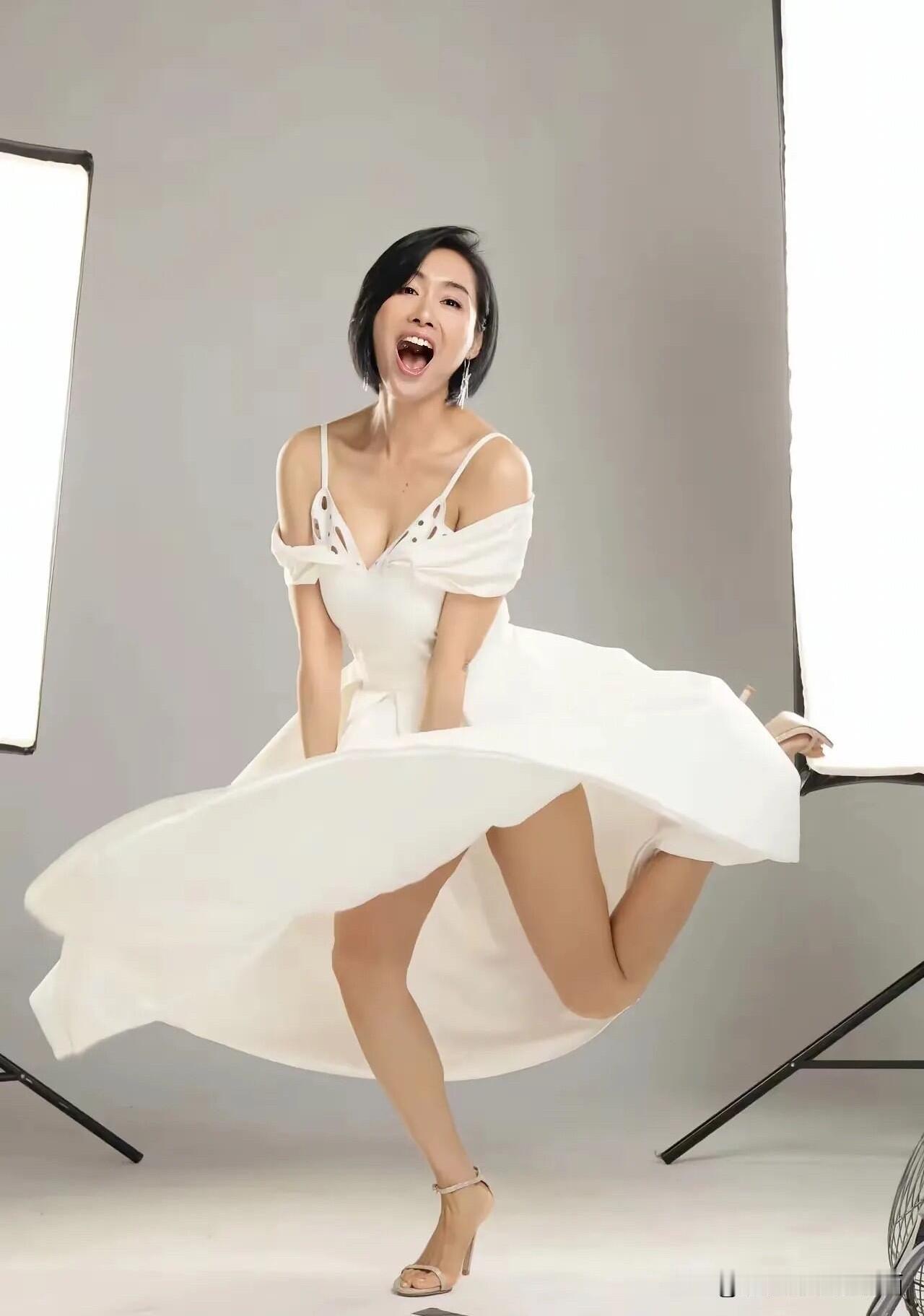 不愧是古典美人，54岁了还这么有少女感。这样的短发比较适合她，既有淑女的一面，也