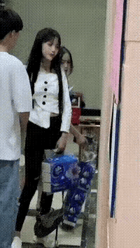 这么漂亮的女生，他是怎么下得去手的啊！