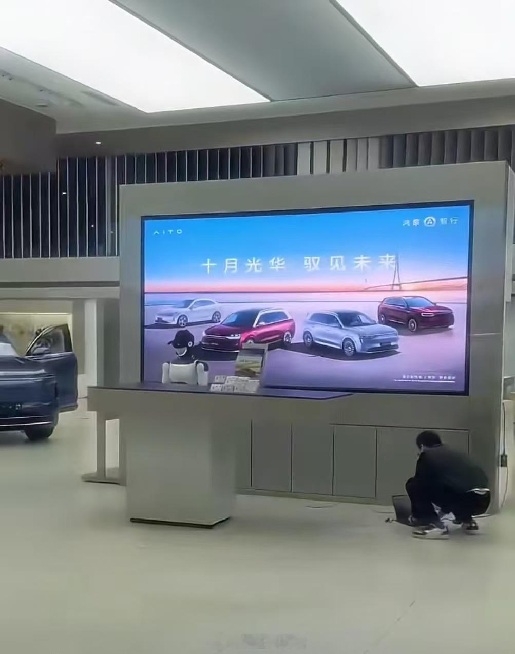 赛力斯属实是“车企跨界，直接拿捏”了——造汽车的手闲不住，开始搓人形机器人了！