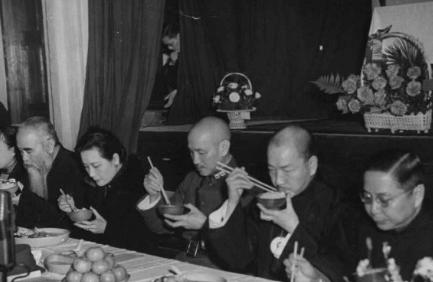 1948年，蒋介石请王耀武吃饭，宾主尽欢，饭后，王耀武返回济南，对妻子说：“赶紧