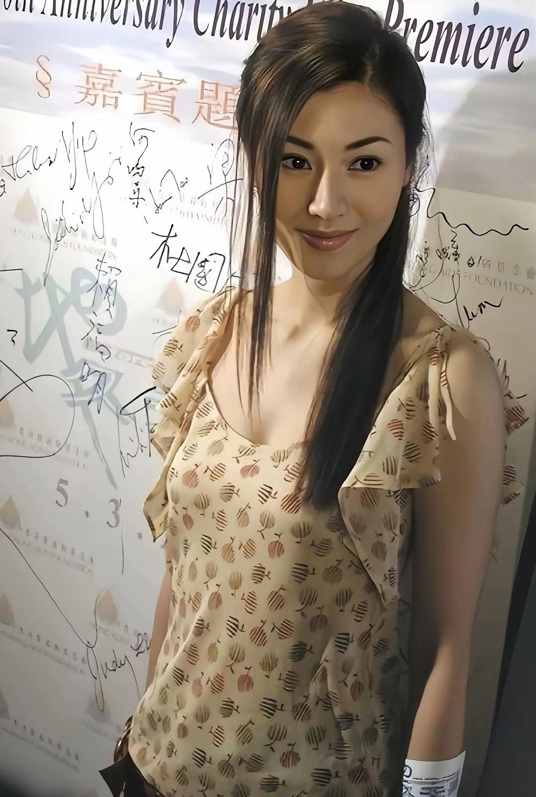 李嘉欣年轻时真是美得不像话，那张脸放到现在也是妥妥的顶流。当年她演的戏个个经典，