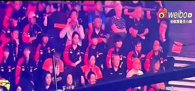 一场决赛，两个座位，隔着一道无法跨越的尴尬。这不仅仅是个人情绪，更暴露了赛事管
