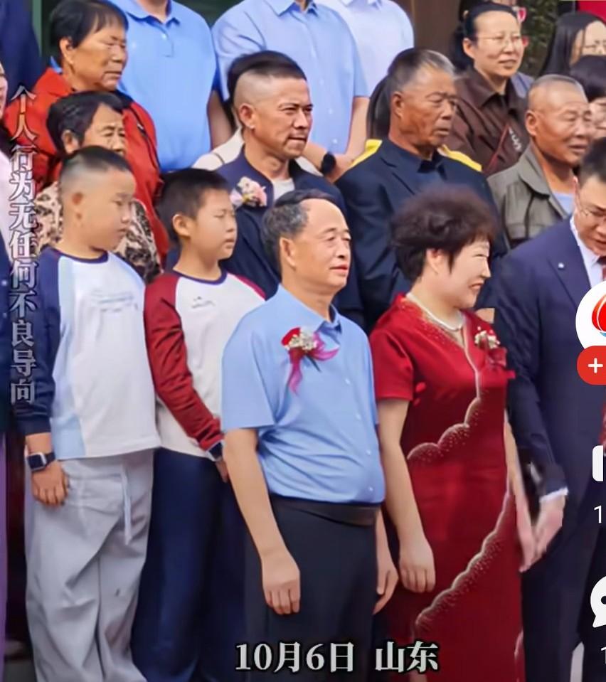喜婆婆本想牵儿子的手，一秒就被儿子甩开打了一巴掌，喜婆婆哈哈大笑。网友说，这