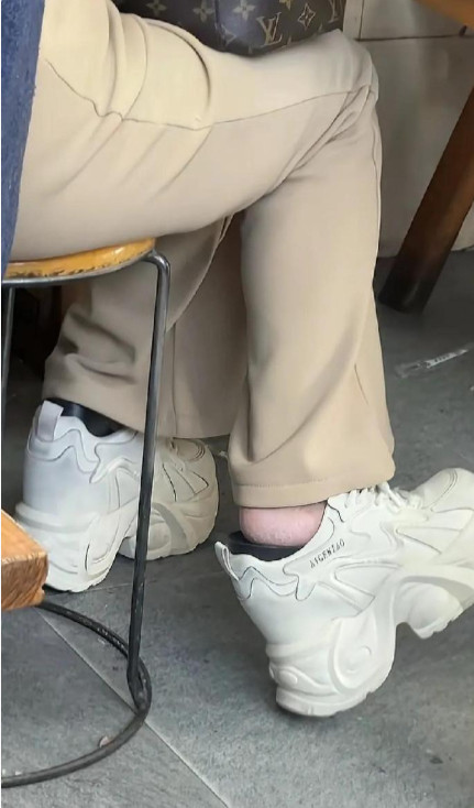 鞋子真的可以这样穿？脚后跟就挤出去了。还没穿袜子，对自己挺“狠”。