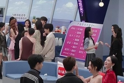 浪姐第七季初舞台，想着搞创新、玩直播，却翻车成了菜市场，初舞台公演出现垫音过大、