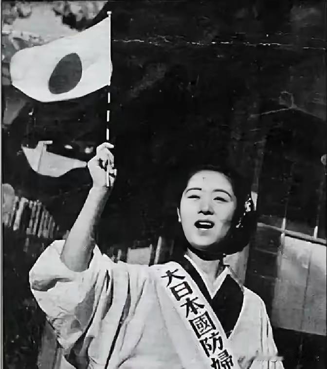 南京大屠杀时，一个日军少尉把婴儿挑在刺刀尖上拍照寄给妻子。他妻子回信中写：“干得