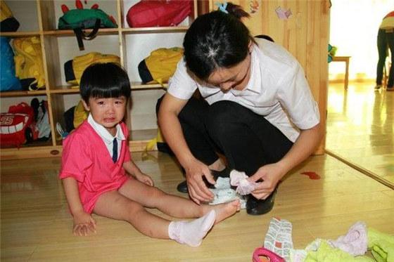 4岁女儿被幼儿园劝退, 妈妈找老师理论, 老师的话让她崩溃
