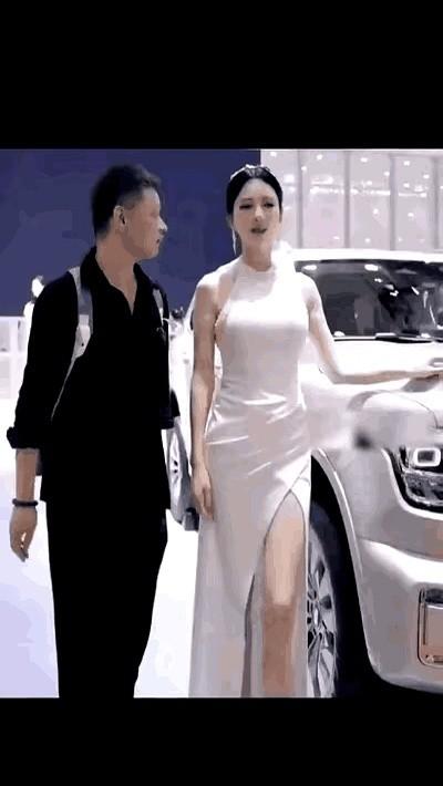大庭广众之下被漂亮姑娘一把推开指着鼻子骂“滚”，这得有多社死？我今天算是开了眼