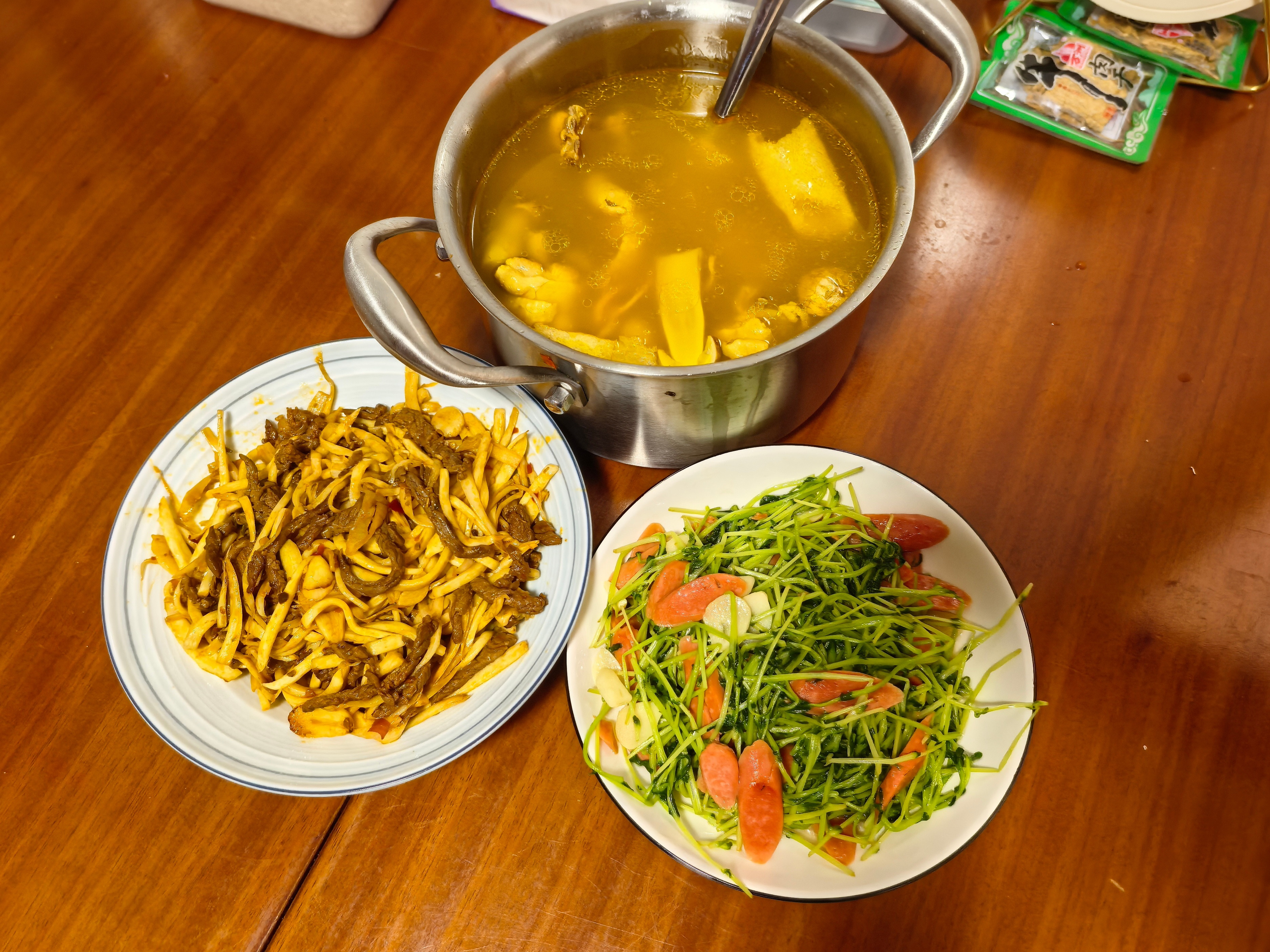 制备泡椒茭白牛肉丝和菌菇土鸡汤和火腿肠豌豆苗