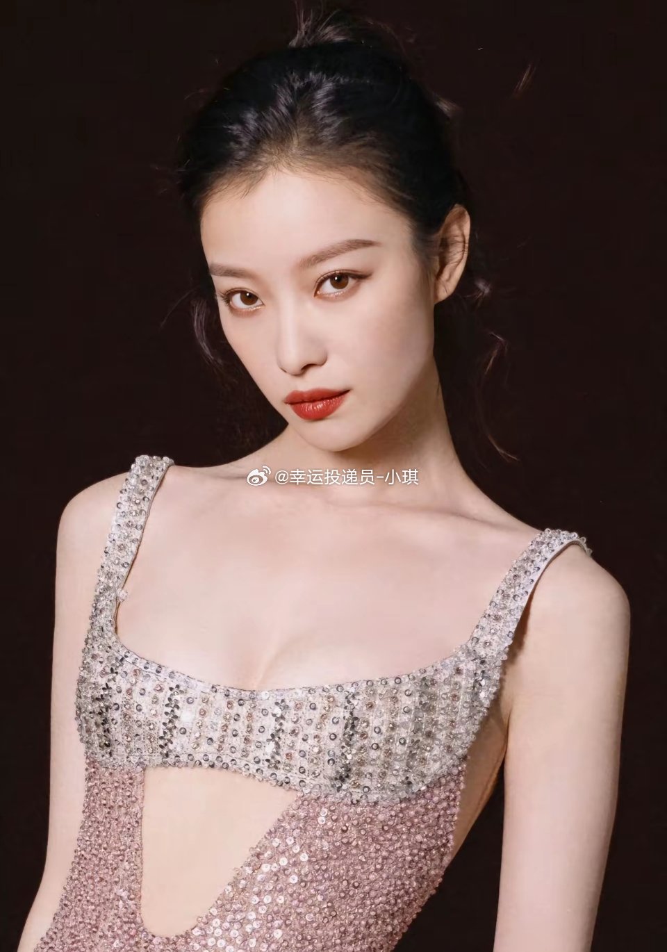 吃瓜🍉🍉1.张凌赫要是想靠《逐玉》突出重围，光靠平播肯定不够。现在他的情况挺