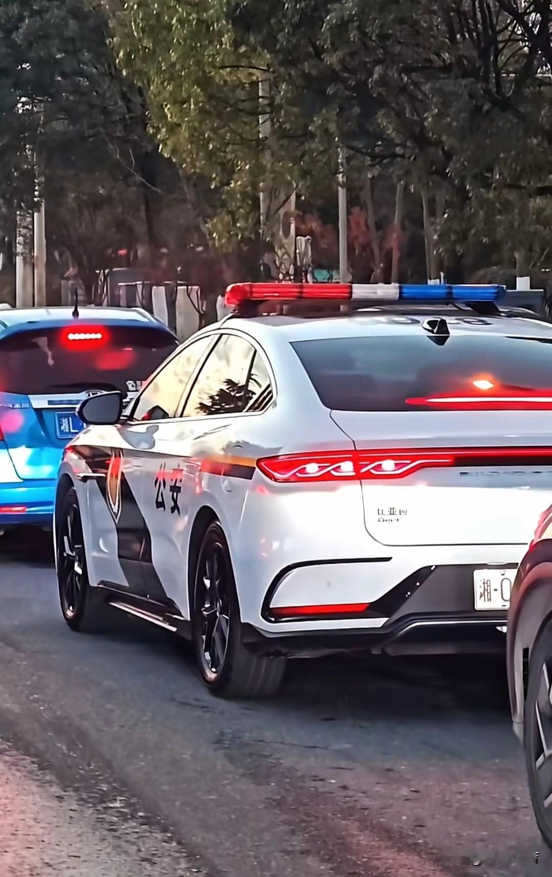 路上遇到一辆比亚迪汉，是真帅呀。可以说，比亚迪汉是C级轿车中，颜值最高的一款车。