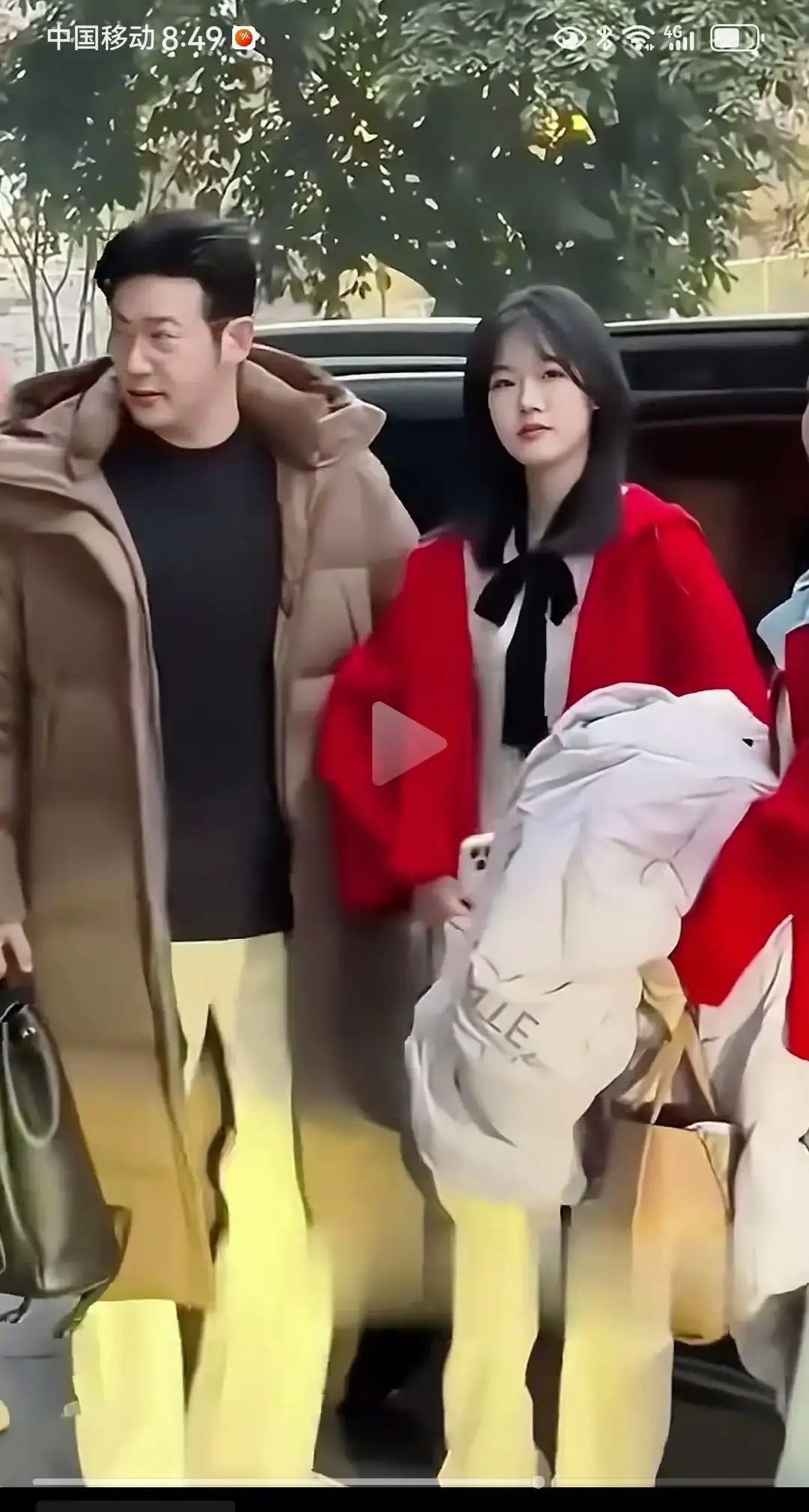 别再说于龙像陆毅了。你仔细看他们的骨相。专业化妆师用尺子量过：于龙的眉骨高