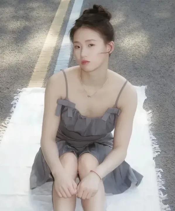 陈芋汐的这两组美图的画风大相径庭！穿着吊带小短裙的乐乐温婉可人，一副放飞自我的