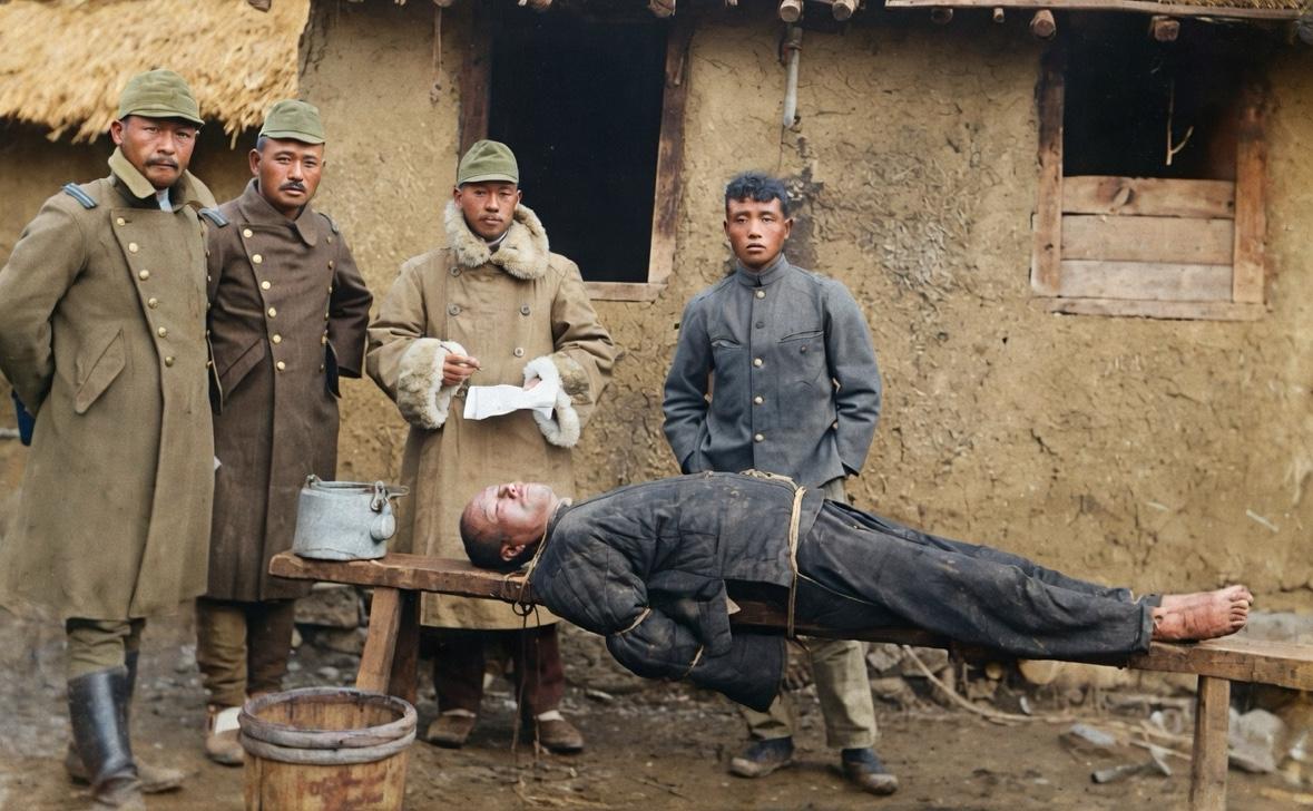 1930年代东北，一名抗联战士被反绑在木凳上，正遭受日军的水刑折磨。这是日