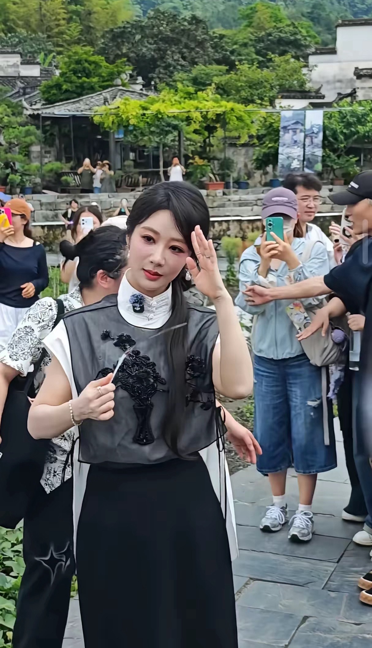 杨紫没有滤镜的情况下，已经可以看出年纪了有种风韵犹存的感觉。