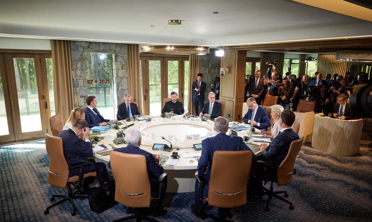 泽连斯基出席G7圆桌会议，坐在加拿大总理马克·卡尼与英国首相斯塔默的中间，贵宾C