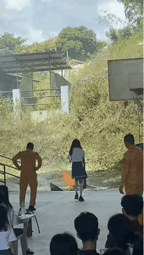 好啦好啦~知道你最美了，快回来吧，显眼包……一位穿着校园风的女生上台展示灭火器的