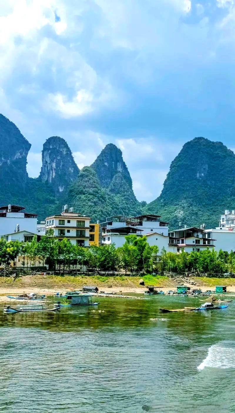 广西的夏天跟荷塘月色很搭在广西，夏天不仅仅是炎热的代名词。当夜幕降临，青秀山