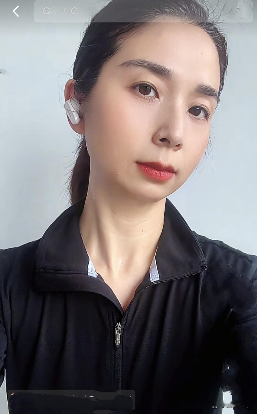 在十级美颜的加持下，停更十几天的崔丽丽终于更新了，这次出来没有骂娘，没有接着要2