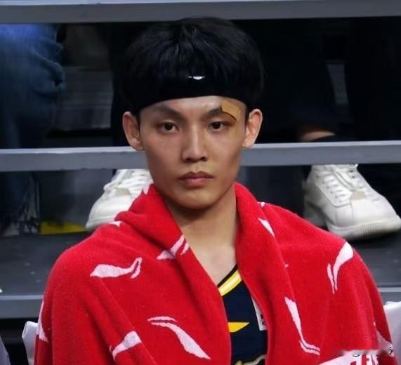 带伤坚持！萨林杰谈徐杰：“徐杰带伤坚持。”“这点就值得所有人尊重。”