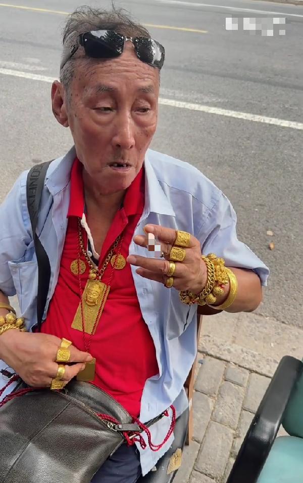 上海大爷3000克黄金炸街！今日，有网友分享了上海一大爷戴3000克黄金炸街
