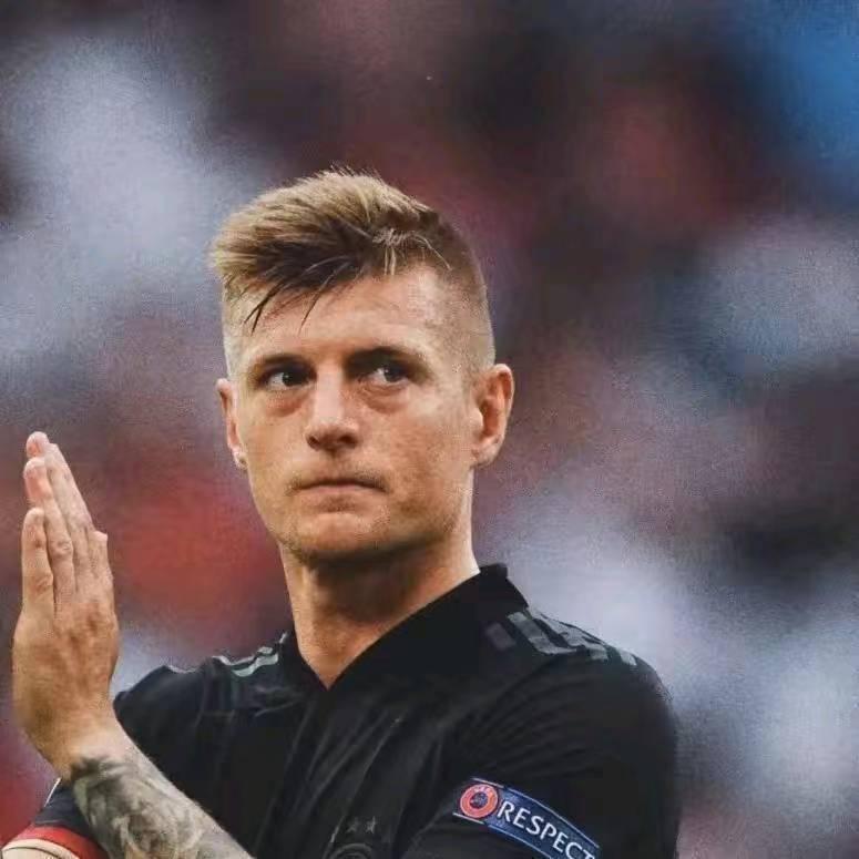 皇马这两年战绩不佳，是因为克罗斯还是姆巴佩？都有一些。没有克罗斯，皇马中场少了