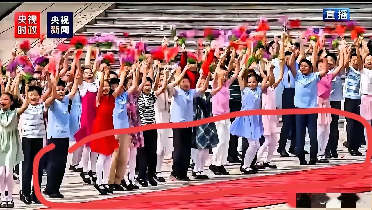 今儿个欢迎仪式上,发现个有意思的细节——小女孩们清一色穿布鞋,小男孩们统一穿皮鞋