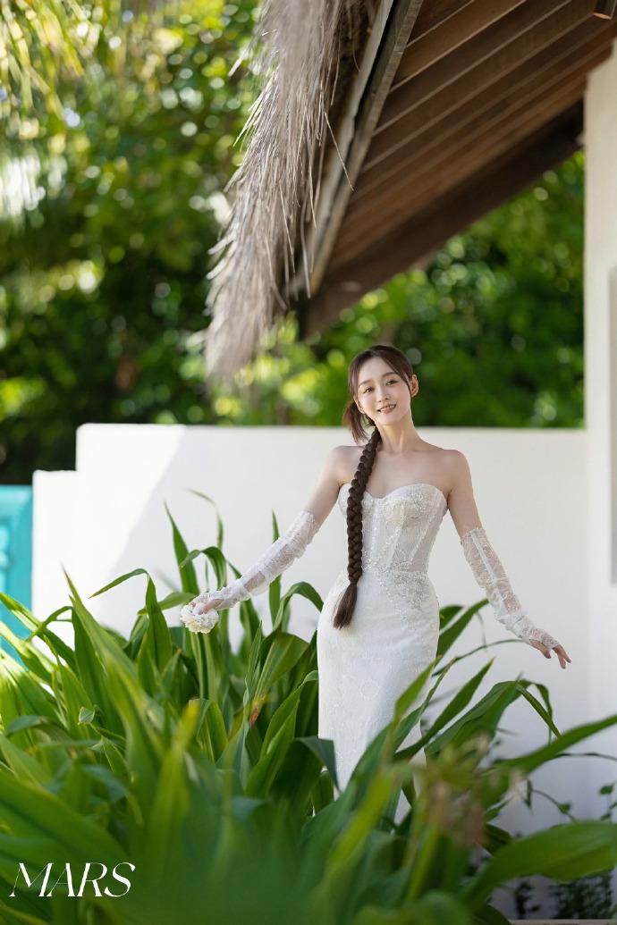 何泓姗，一组好看的马尔代夫旅拍，精致裙装穿搭。