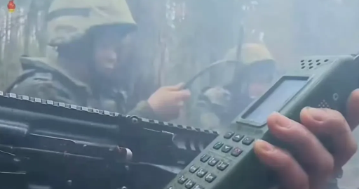 俄罗斯对入俄作战的朝军官兵很重视，给的装备都是顶配。这名朝军士兵手中拿的是俄军制