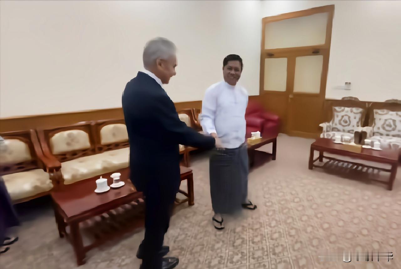 不足为奇，今天看见缅甸官员“穿拖鞋”会见俄罗斯安全会议秘书绍伊古感到吃惊，被视为