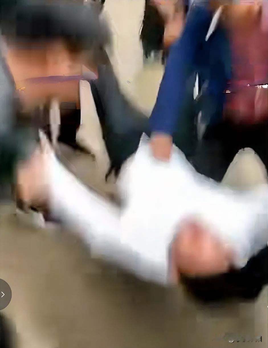 结婚当天，三五个好友将新郎“大刑伺候”，你对这样的闹婚反感吗？山东某地一婚礼现场