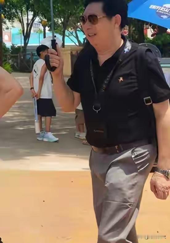 郭富城带全家游新加坡！小2岁岳父给他撑伞惹争议，2女儿嘴凸明显