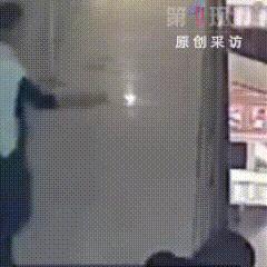 这位成都女子，太极端了！和丈夫吵架，从客厅吵到阳台，突然，女子二话不说，转身就往