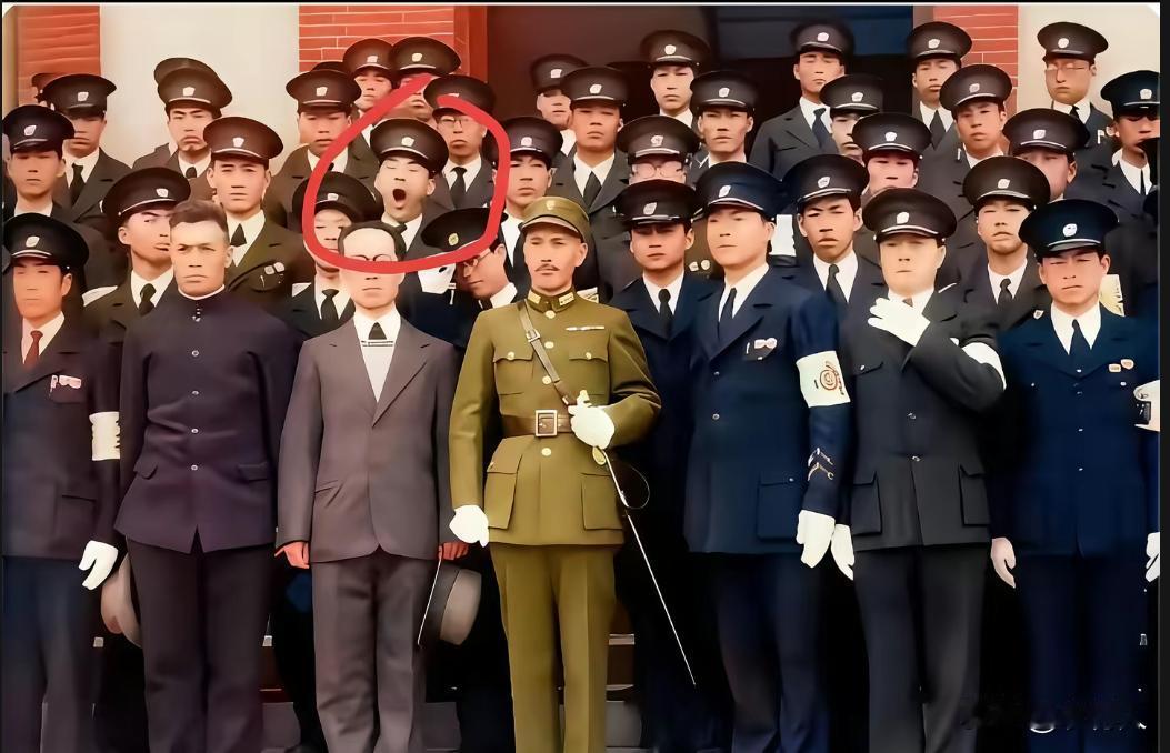 蒋介石在南京陆军军官学校视察，那场面肯定严肃庄重。旁边的人估计都大气不敢出，竟然