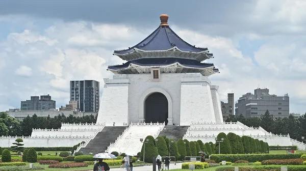 台当局拟将中正纪念堂改为“台独教育园区”台行政机构负责人卓荣泰19日主持“推动