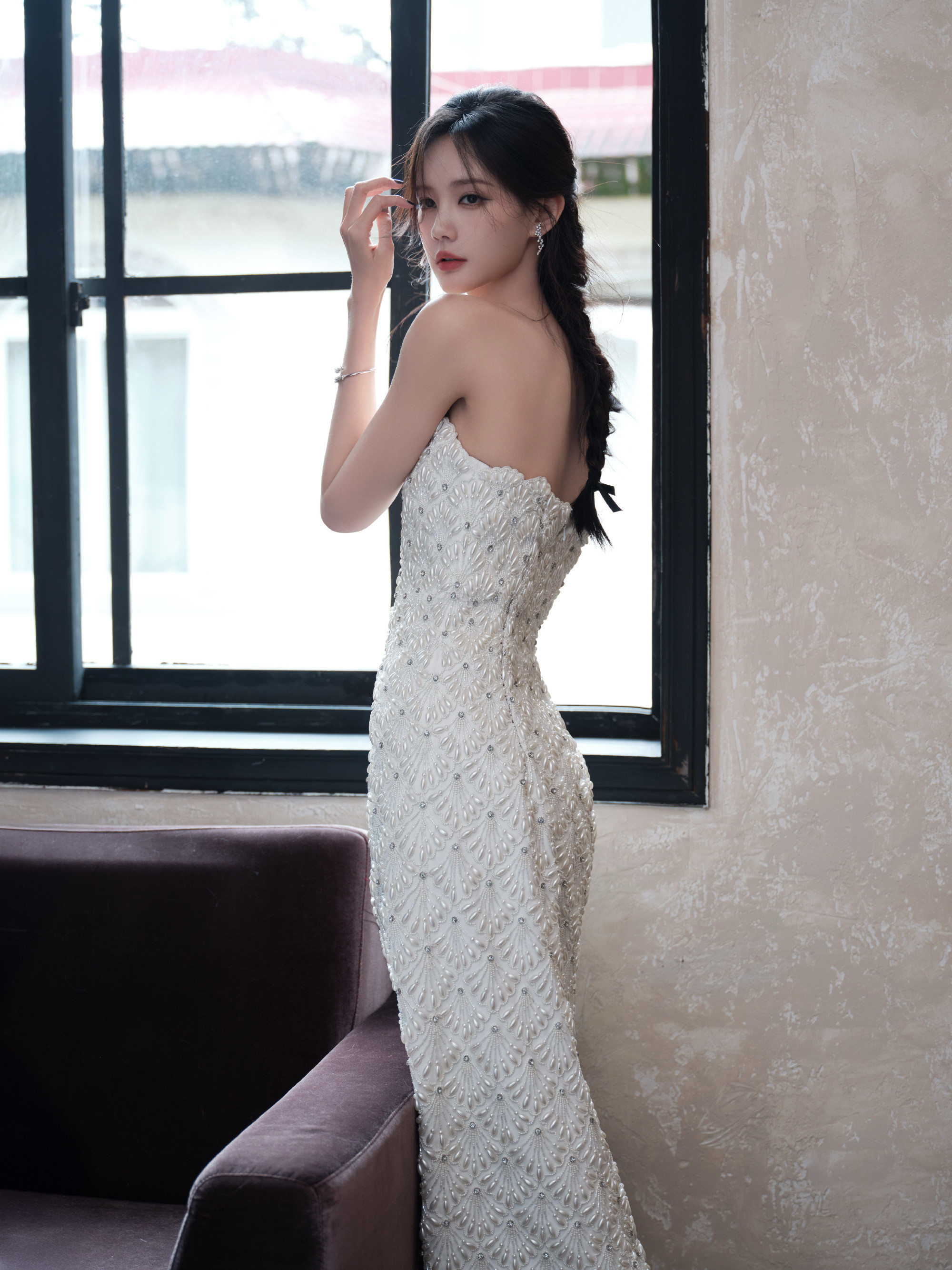 李一桐今日穿搭：雕花抹胸白裙，落落大方的优雅感。李一桐