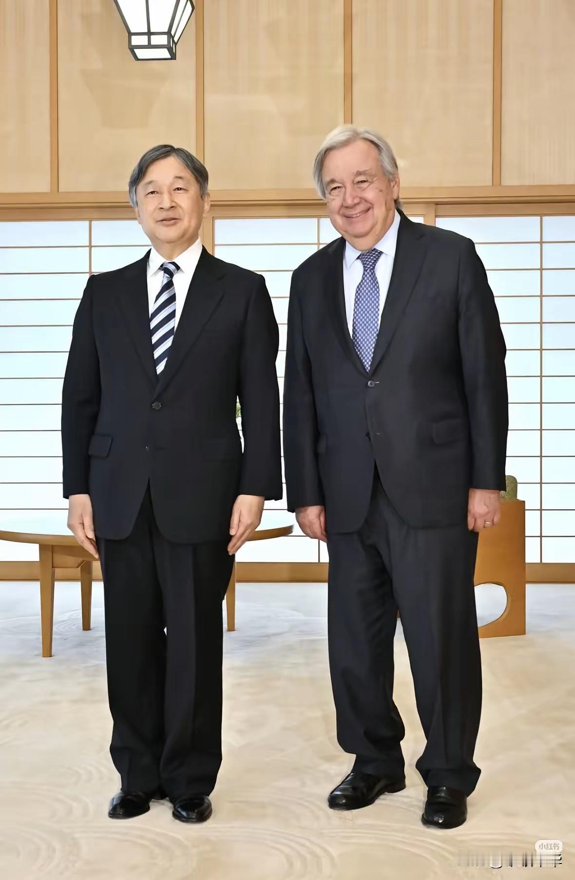 站姿相当标准，双目正视前方，双手五指并拢紧贴身体，双脚对称而站，整个身体笔挺如同