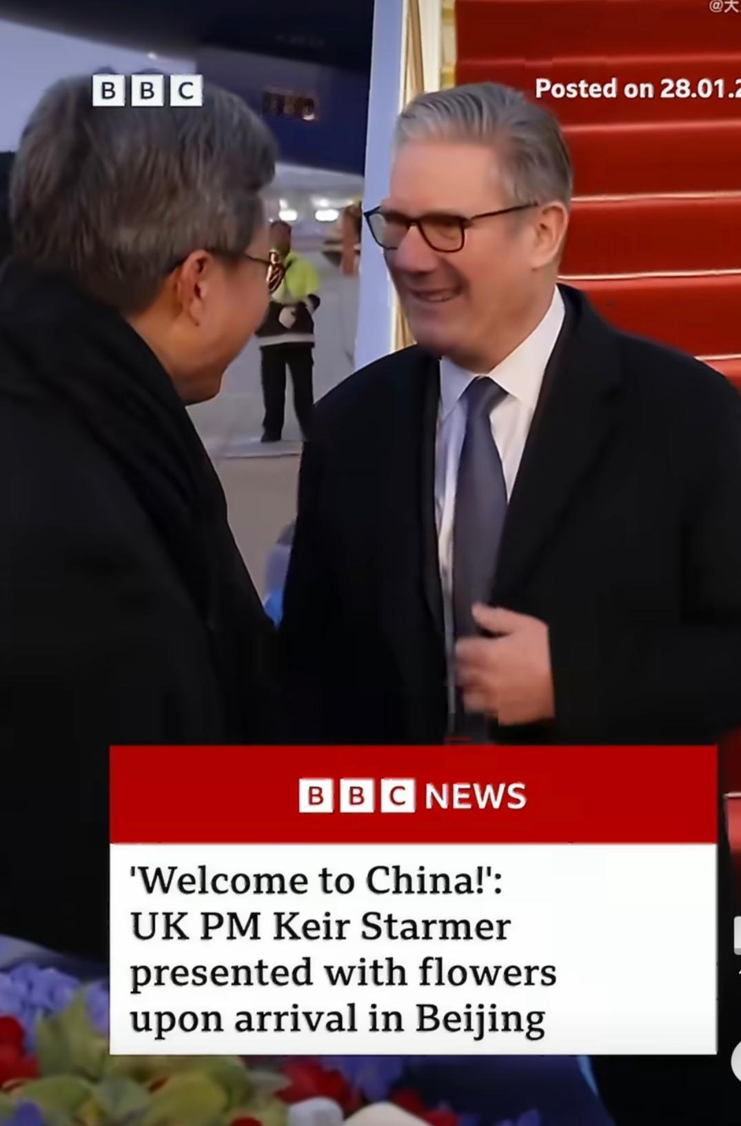 斯塔默访华西装革履下飞机，穿的有点少！献花小朋友英语口语棒棒的！1月28日斯塔