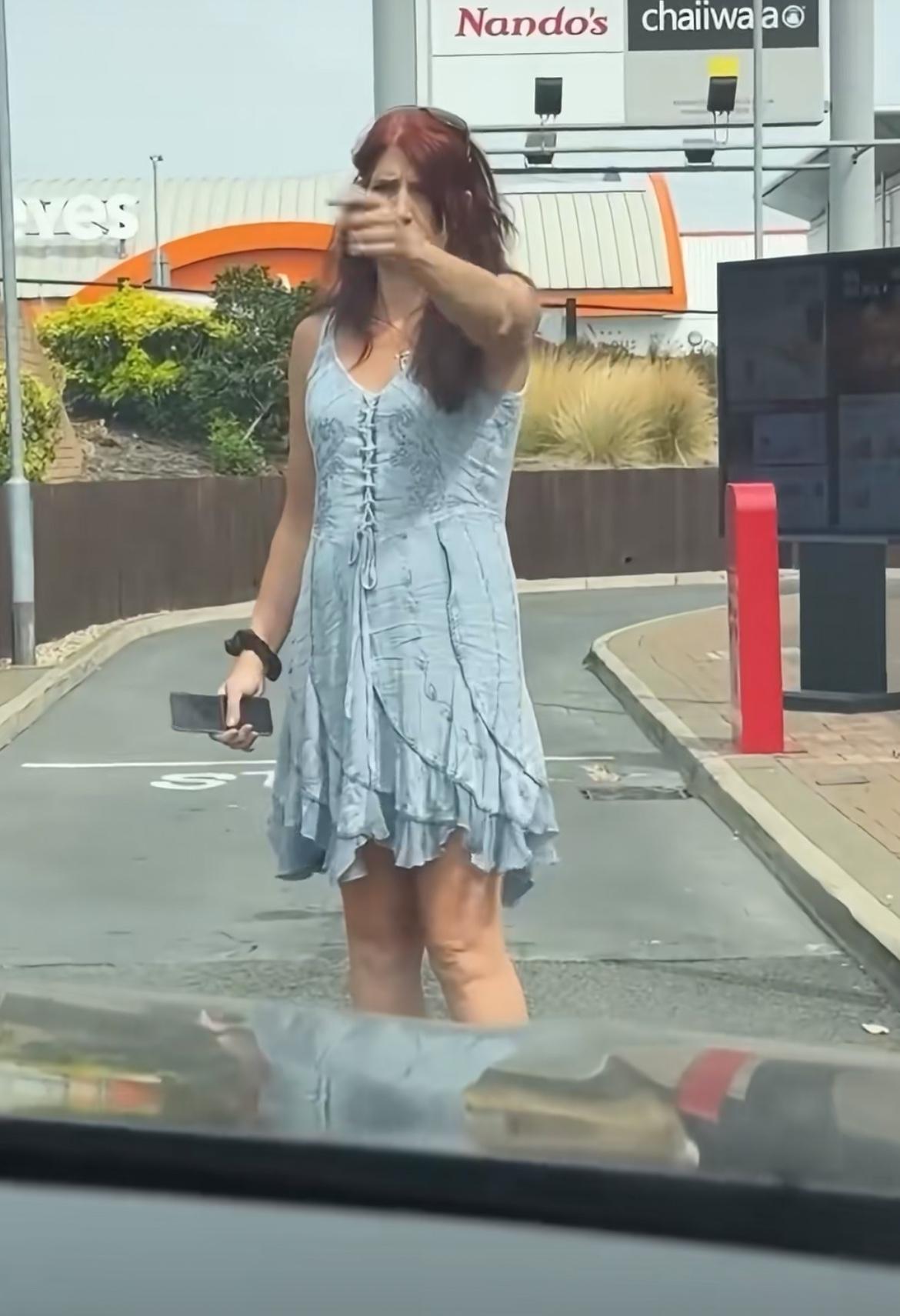 在英国连吃个炸鸡的自由都没有，开车去肯德基吃炸鸡被一名素食主义者拦下了女子：你