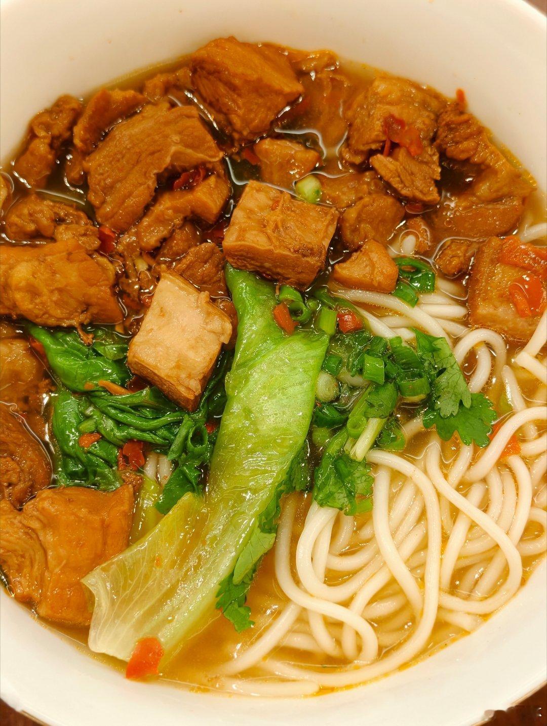 还是深航的牛肉面舍得下料
