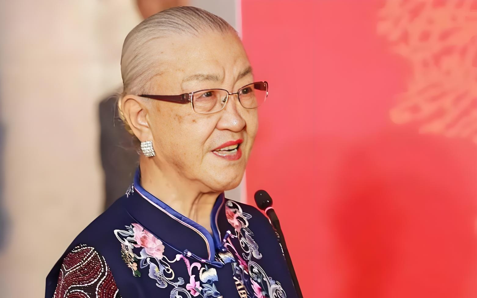 原国防部长耿飚的长女，一夜之间被查封了所有资产，她选择出走美国。1987